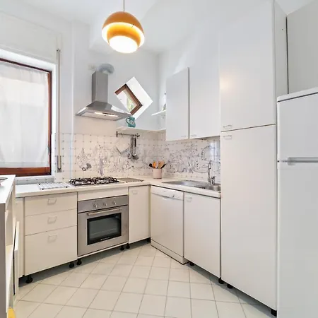 Apartment Roomy Flat With Parking *