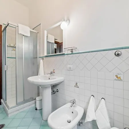 Apartment Roomy Flat With Parking *